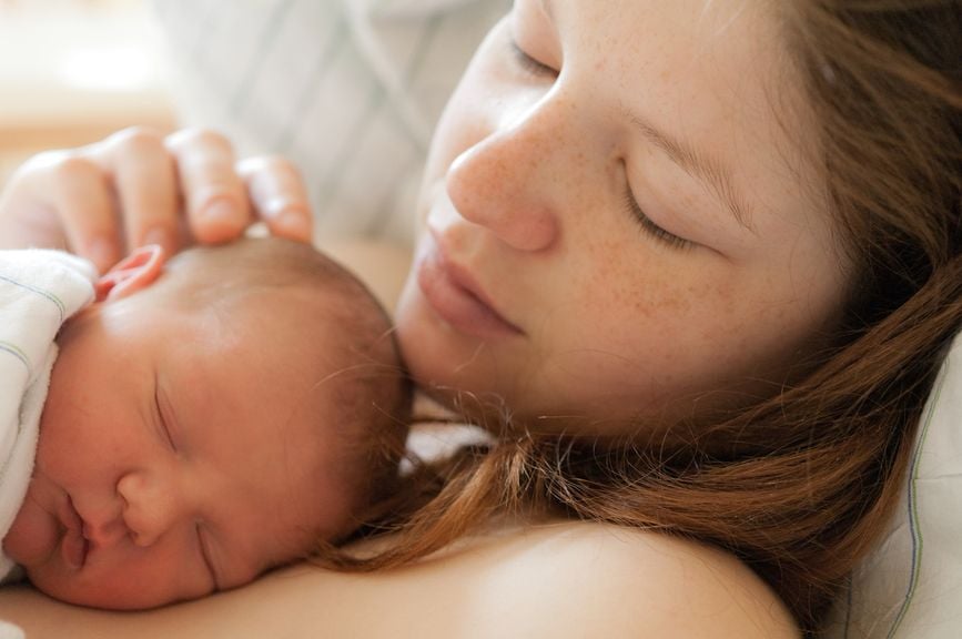 Neugeborenes auf dem nackten Körper der mutter