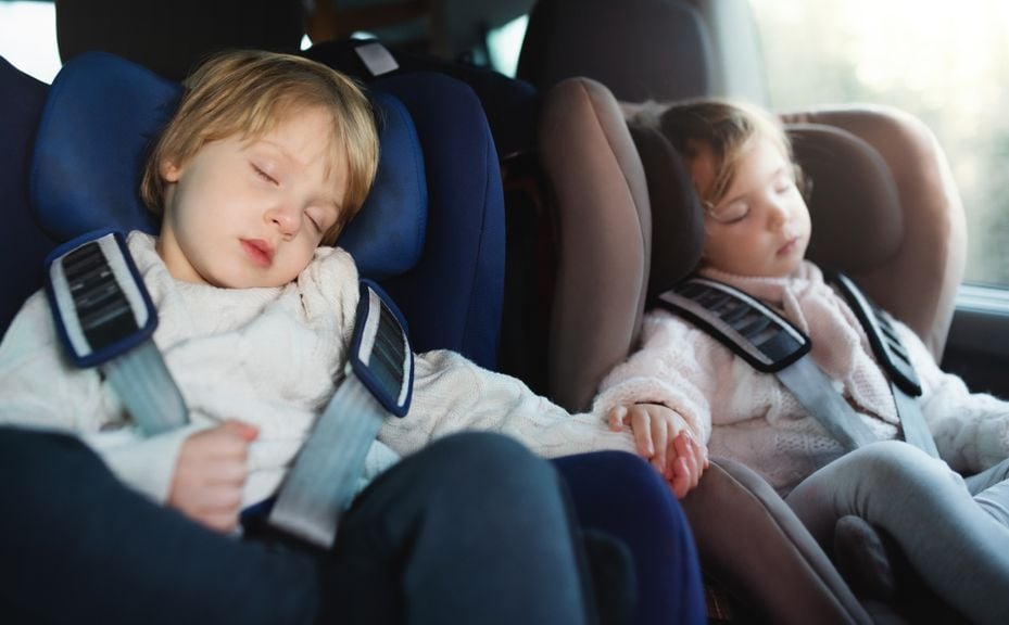 Kinder schlafen auf der Autofahrt