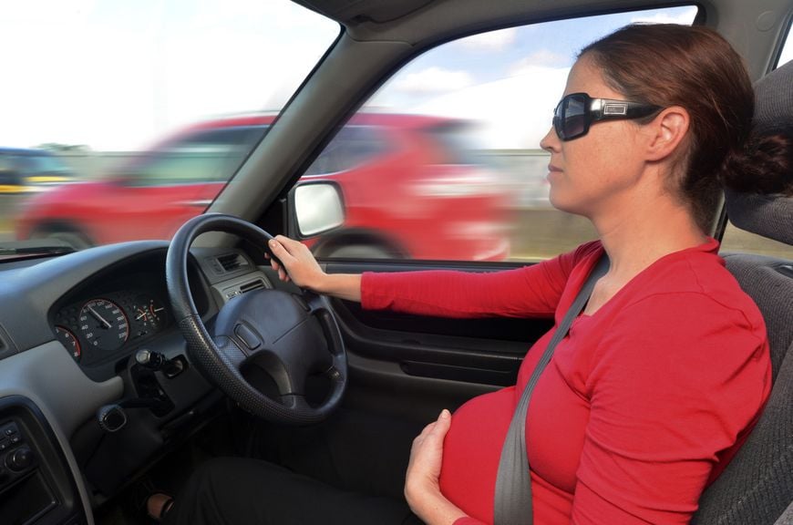 Schwangere Frau Fahrer tragen Sicherheitsgurt oder Sicherheitsgurt im Auto  Stockfotografie - Alamy