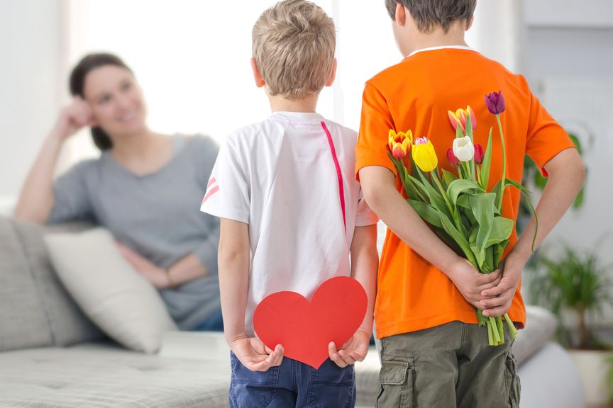 Kinder mit Geschenken für ihre Mutter