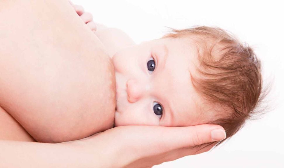 Baby trinkt an der Brust
