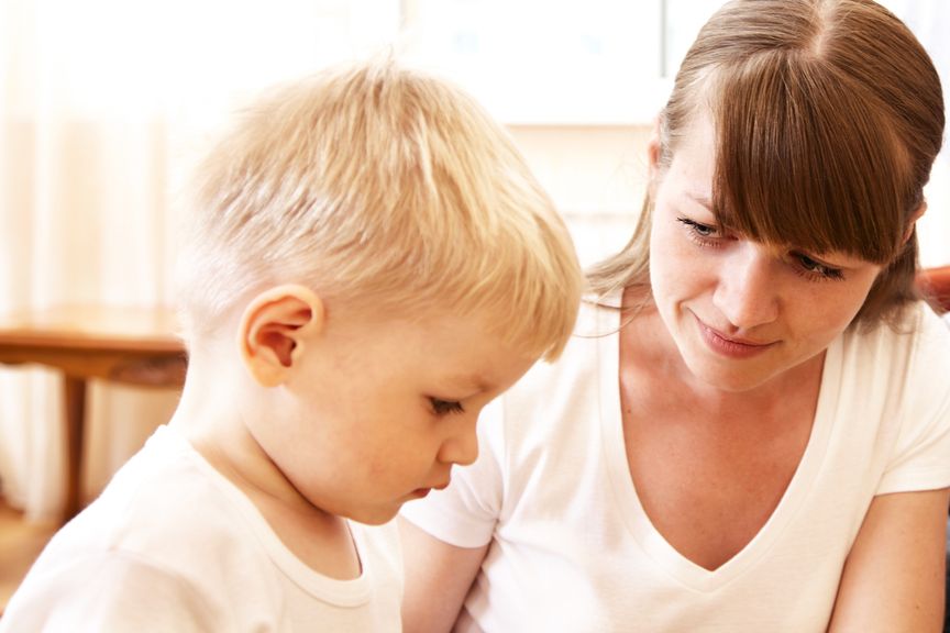 Mutter und Sohn im ernsten Gespräch