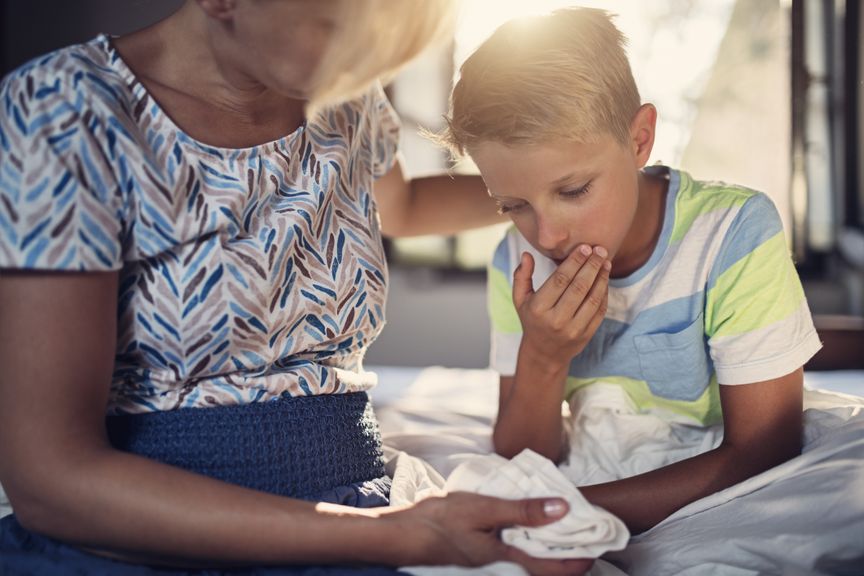 Kind ist übel, die Mutter kümmert sich