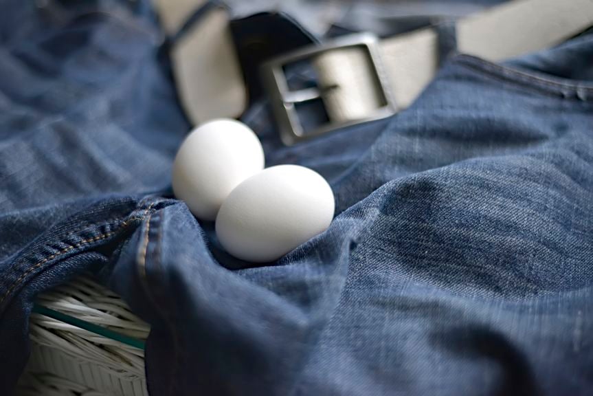 Eier auf Jeans