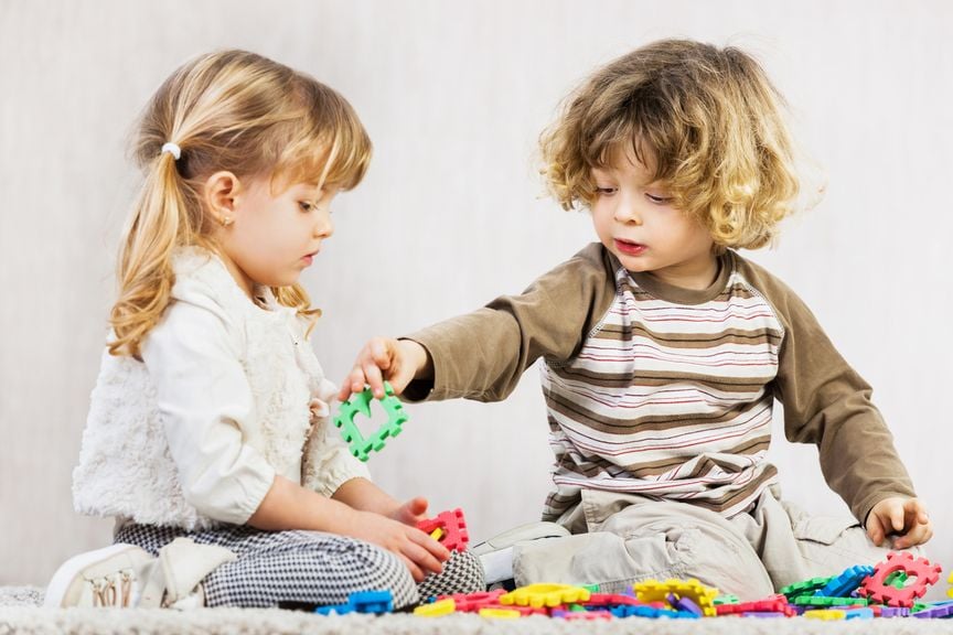 zwei Kinder spielen miteinander