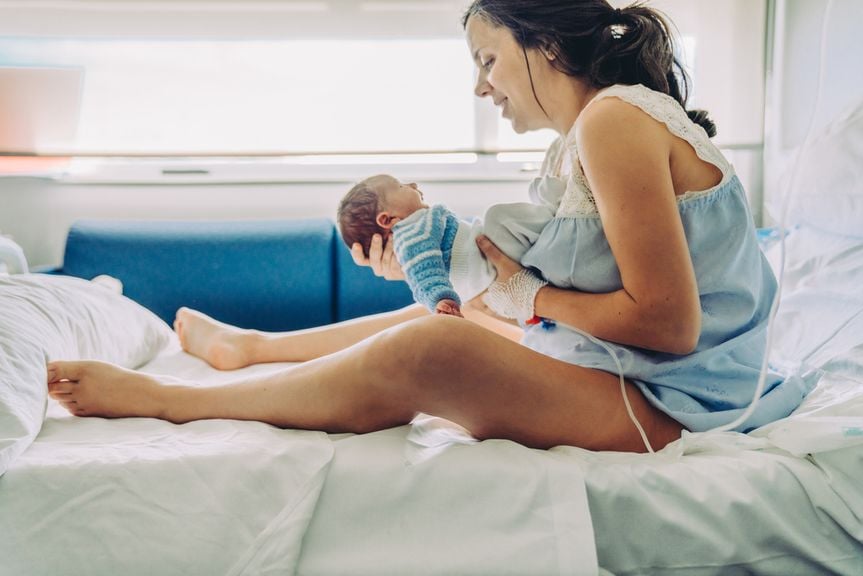 Mutter mit ihrem Neugeborenen im Spitalbett