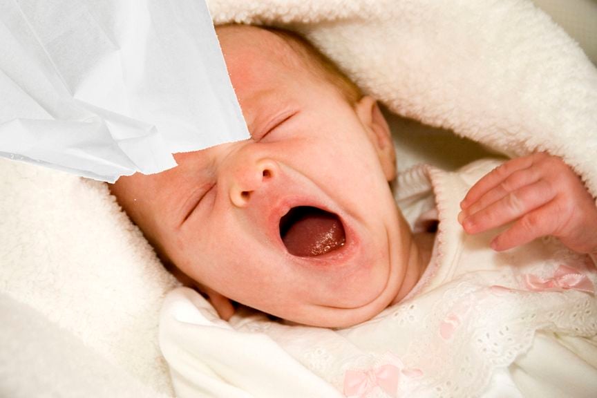Baby müde mit Taschentuch