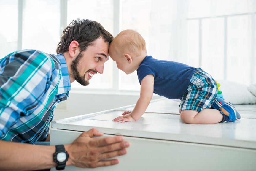Vater und Sohn Kopf an Kopf
