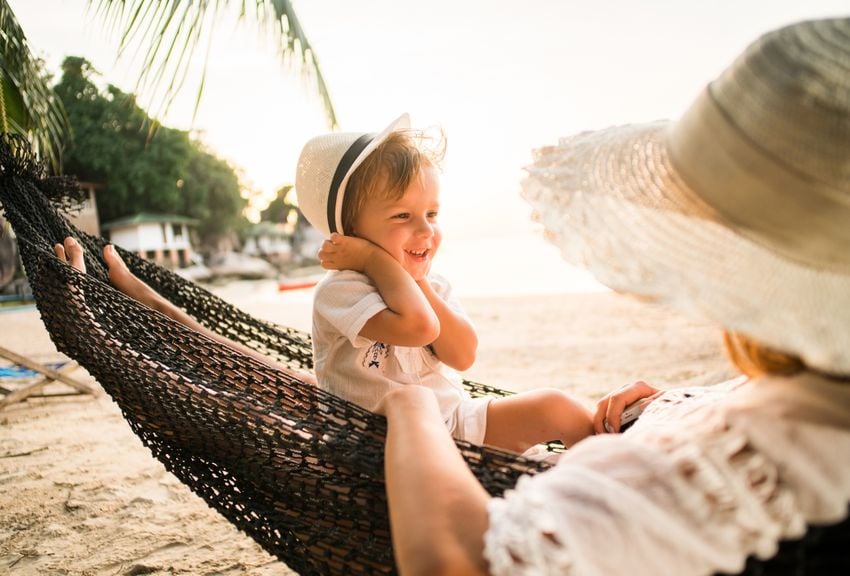 Mutter und Kind in der Hängematte am Strand