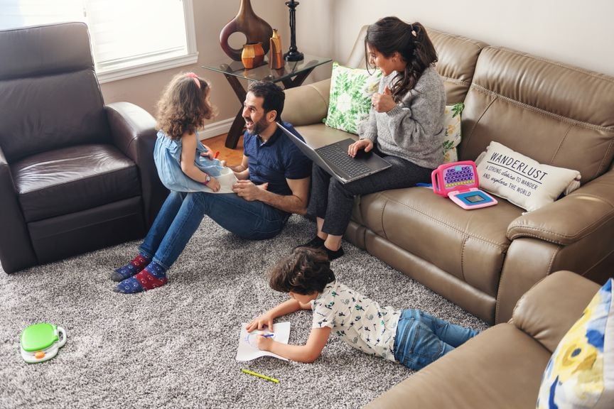 Familie im Wohnzimmer