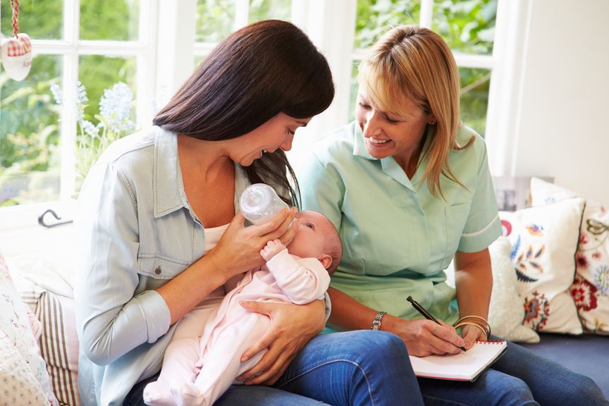 Mutter mit Baby und Hebamme