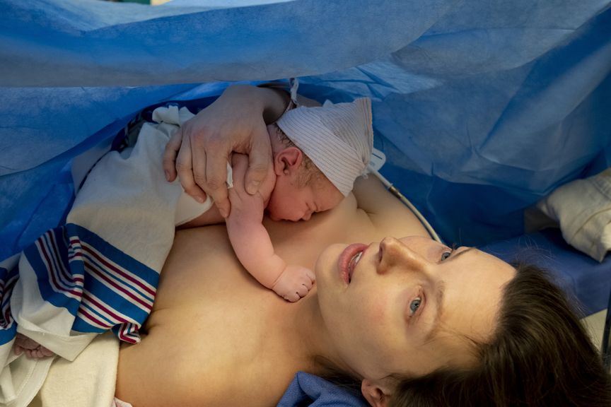 Mutter und Neugeborenes nach Kaiserschnitt
