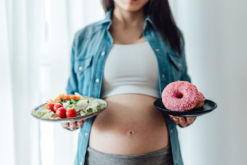 Schwangere mit Essen 