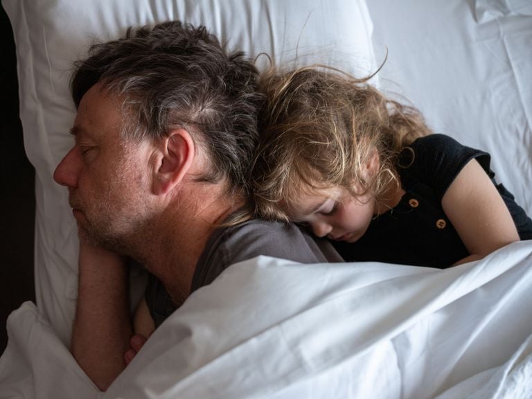 Vater und Tochter schlafen