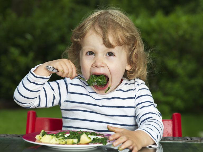 Kind isst Gemüse