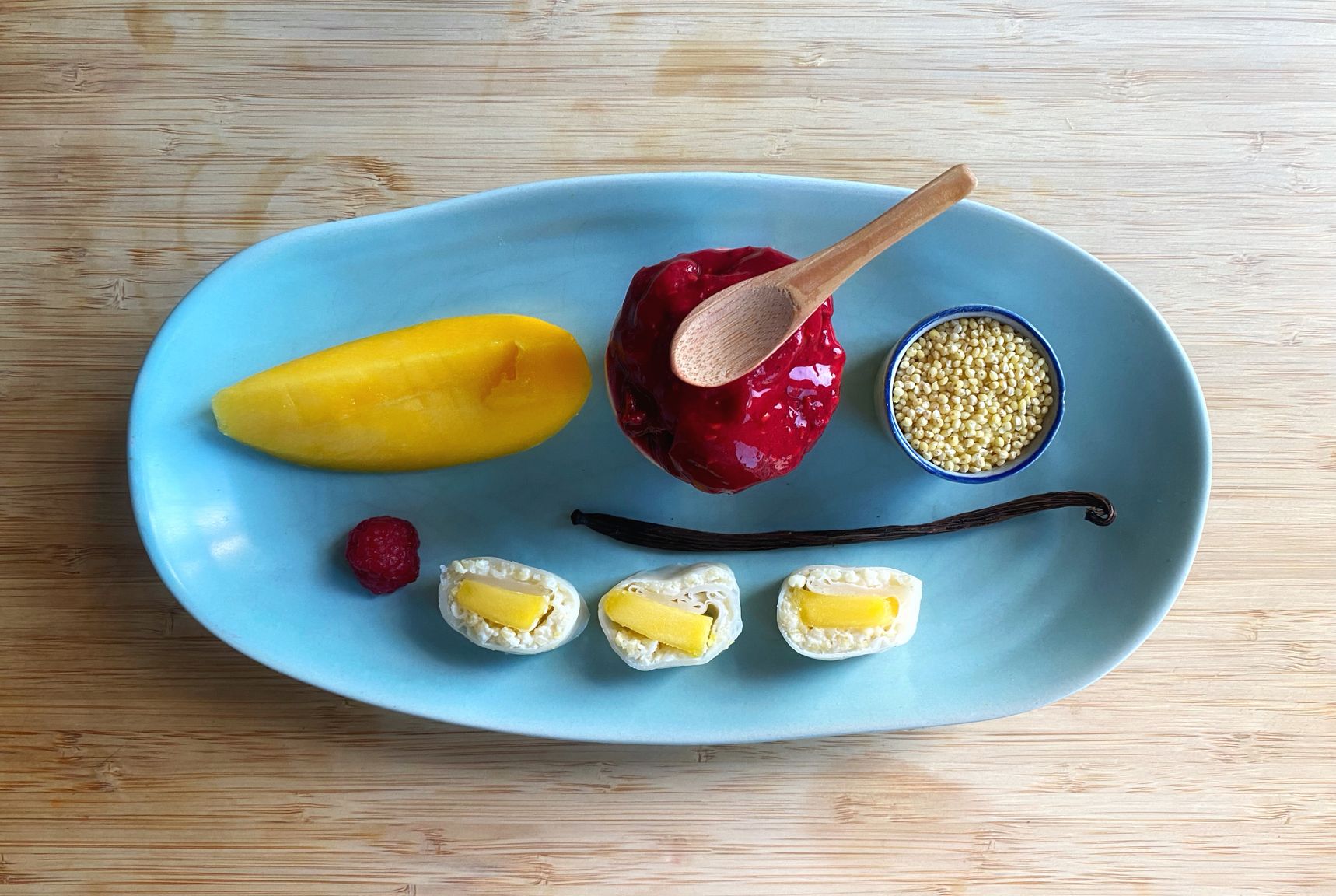 Hirserollen mit Mango und Himbeer-Dip