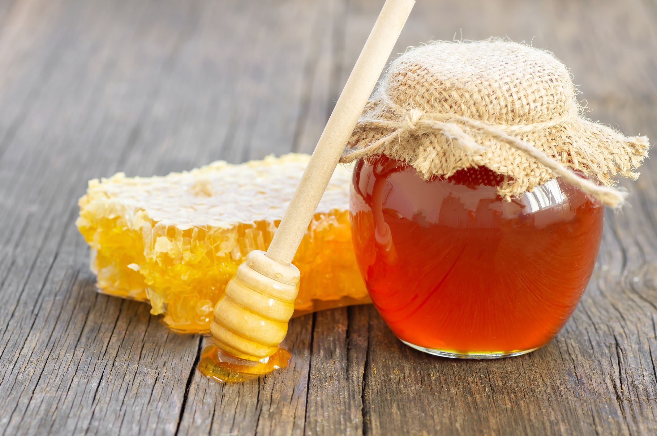 Honigglas mit Honigwabe