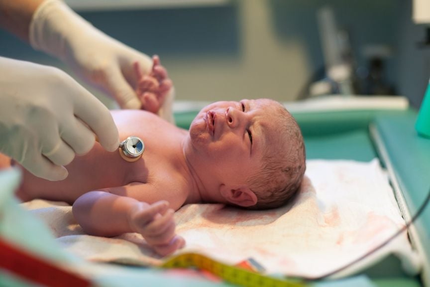 Neugeborenes bei der Erstuntersuchung