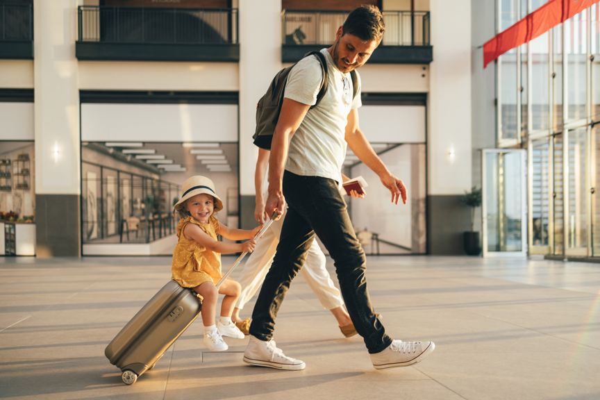 Familie am Flughafen