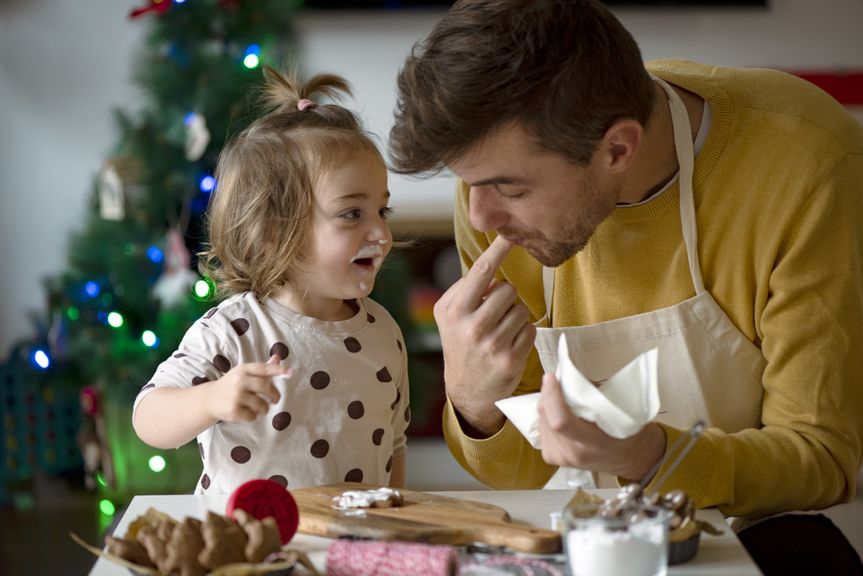 Vater und Kind backen gemeinsam in der Weihnachtszeit