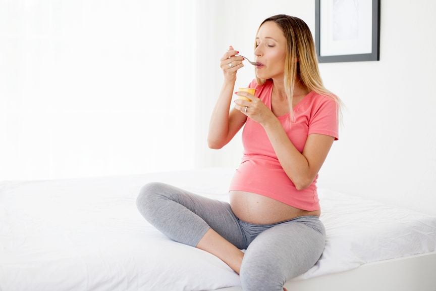 Schwangere isst 
