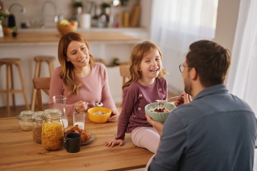 Fröhliche Familie beim Frühstück