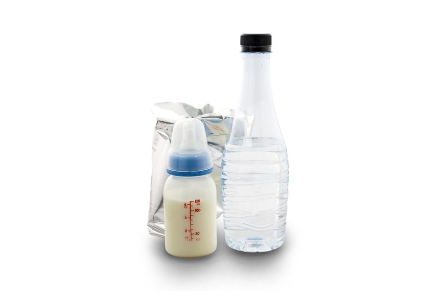 Flasche mit Milch, Wasser, Päckchen mit Milchpulver