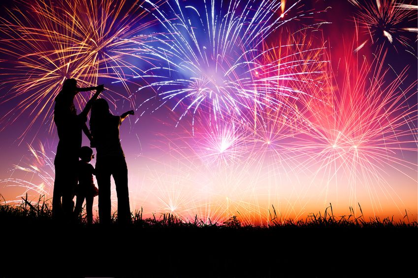 Familie beim Feuerwerk 