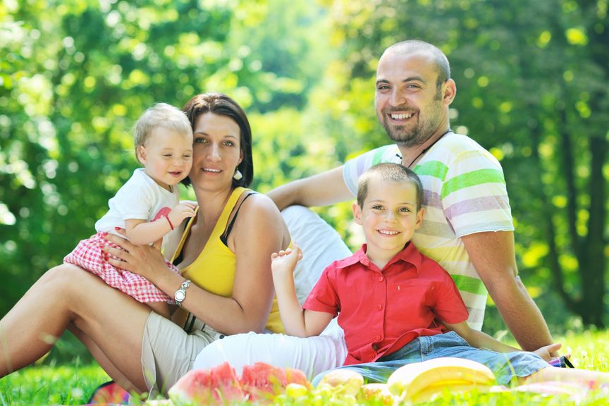 Eltern und Kinder bei einem Picknik im Wald