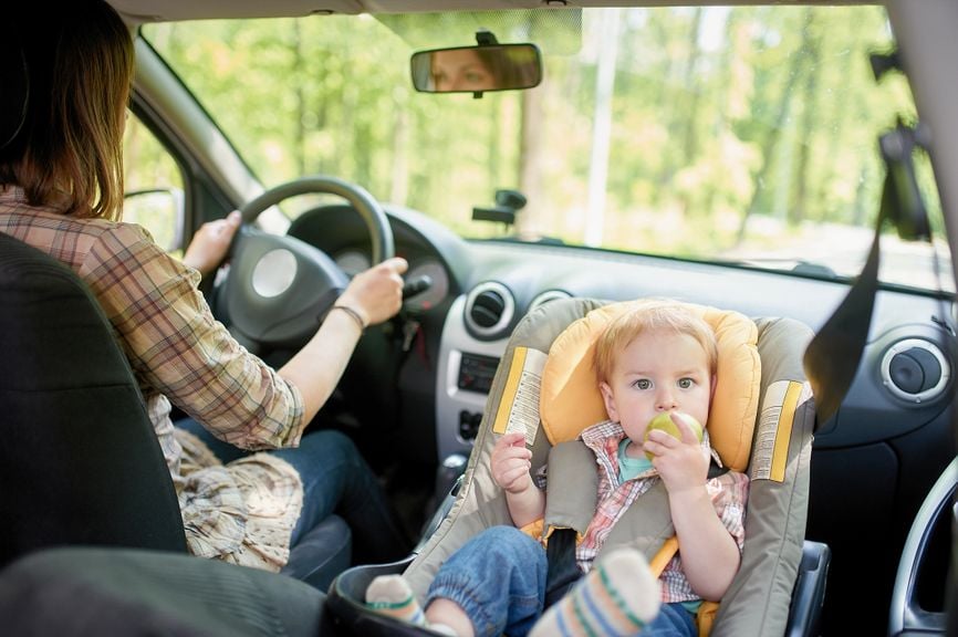 Wann dürfen Kinder im Auto vorne sitzen?