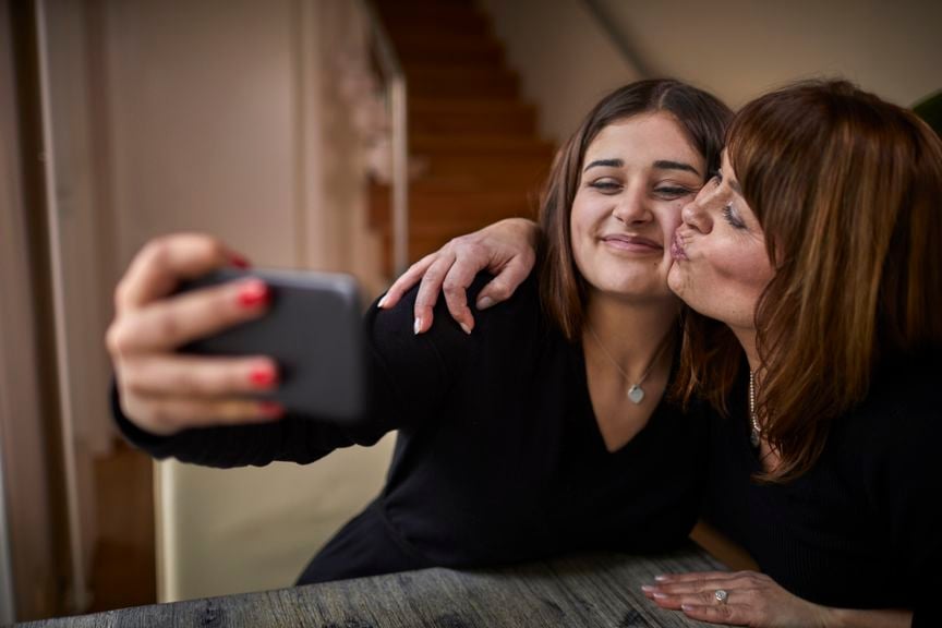 Mutter und Tochter machen ein Selfie