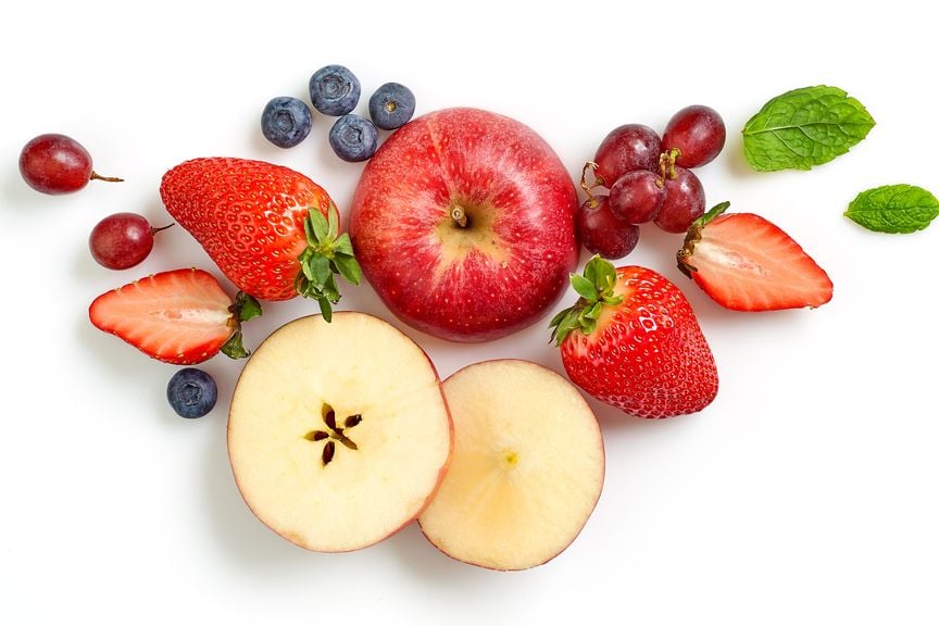 Apfel, Erdbeeren, Trauben und Heidelbeeren