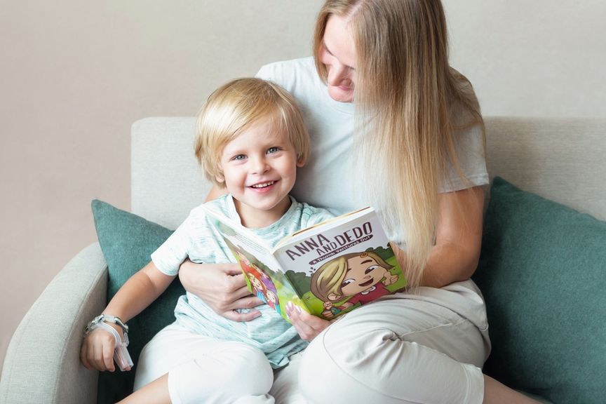 Mutter und Kind lesen im Buch