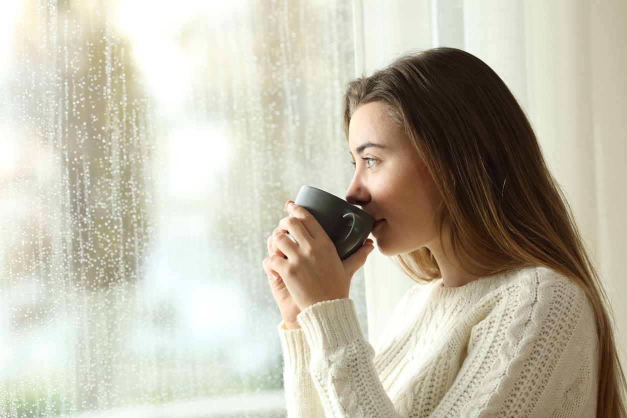 Frau trinkt Kaffee