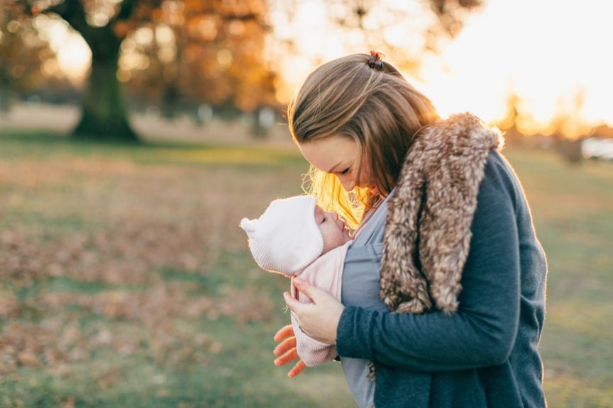 Mutter und Baby unterwegs mit Tragetuch