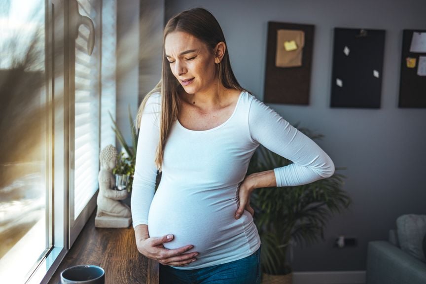 Schwangere hält sich den Bauch