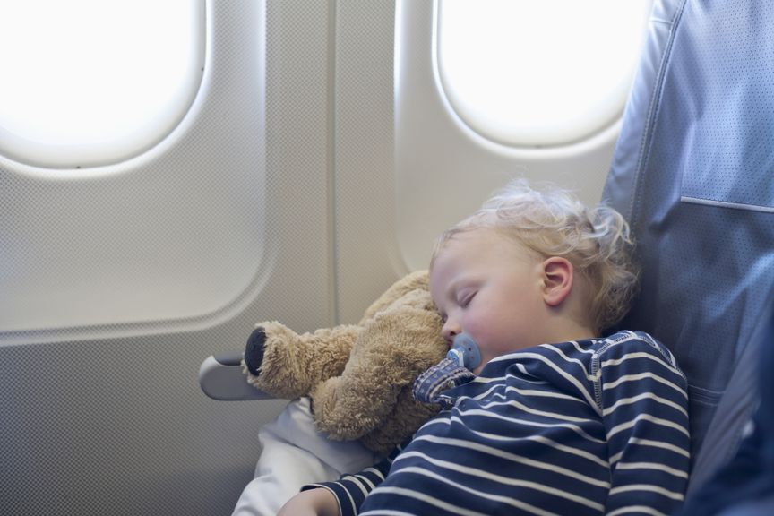 Baby schläft im Flugzeug