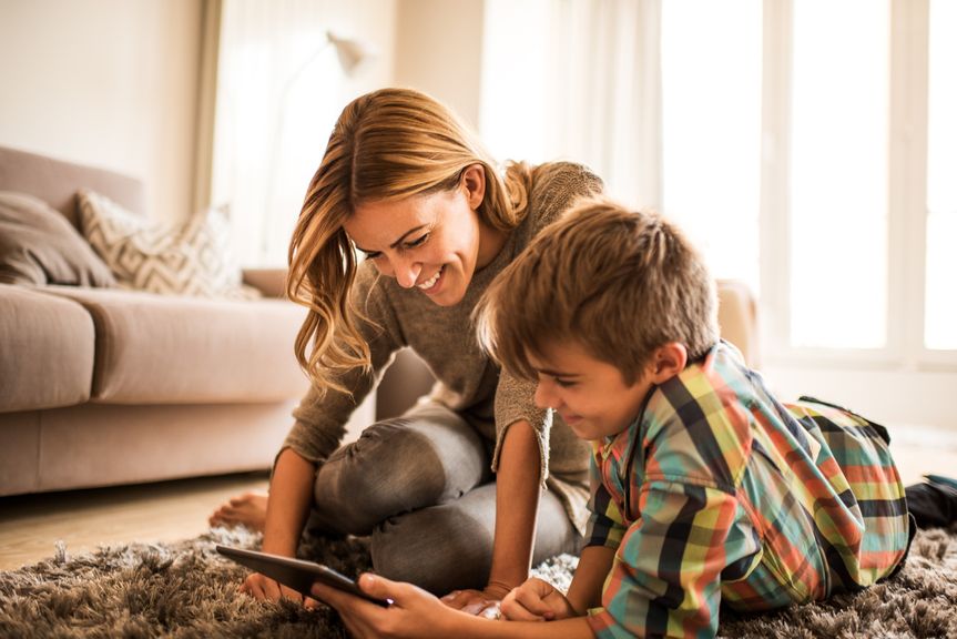 Mutter und Sohn mit Tablet