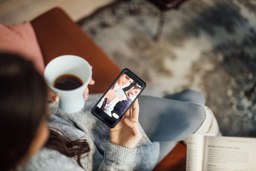 Frau mit Kaffeetasse und Handy