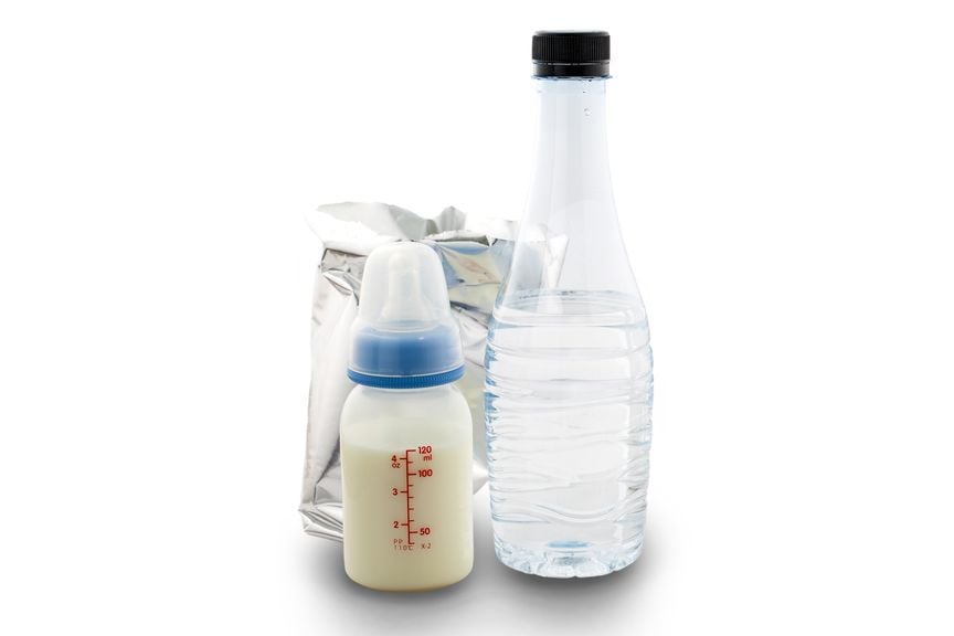 Flasche mit Milch, Wasser, Päckchen mit Milchpulver