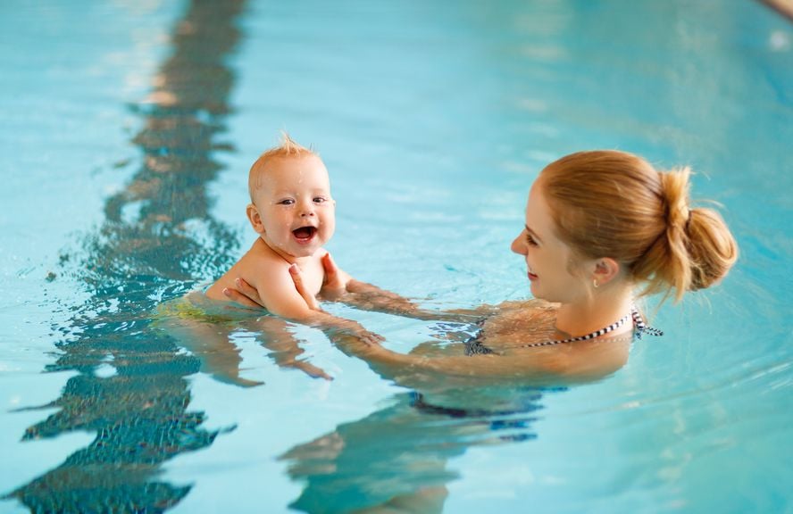 Mutter mit Baby im Wasser