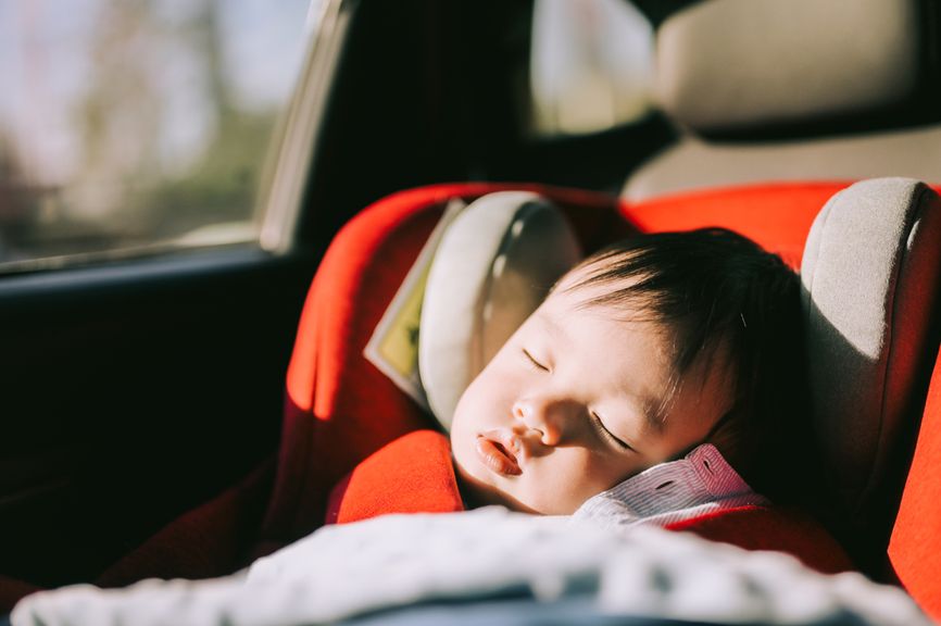 Baby schläft im Kinderautositz