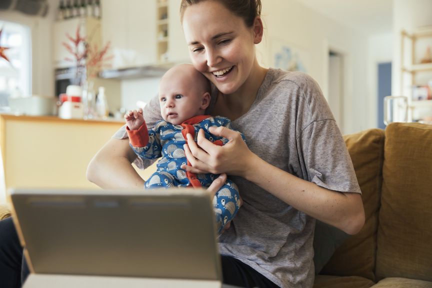 Mutter mit Baby im Videocall