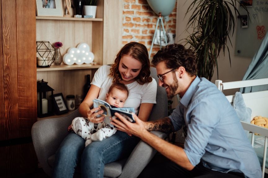 Eltern mit ihrem erstgeborenen Baby