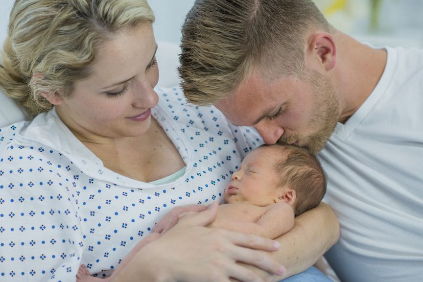 Für Startseite Vornamen:Eltern mit ihrem Neugeborenen gleich nach der Geburt