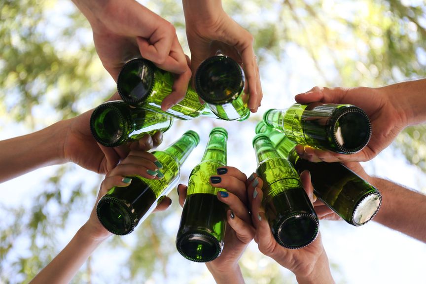 Anstossen mit Alkohol