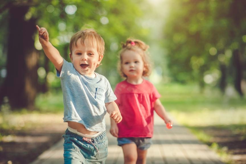 Kinder springen im Freien