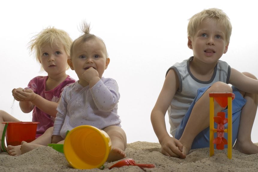 Kinder spielen im Sand