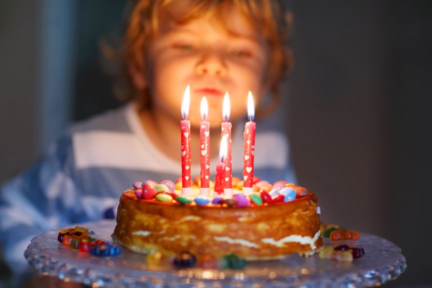 Kind feiert seinen Geburtstag 