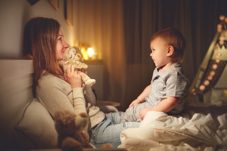 Meine kleine tochter reibt sich